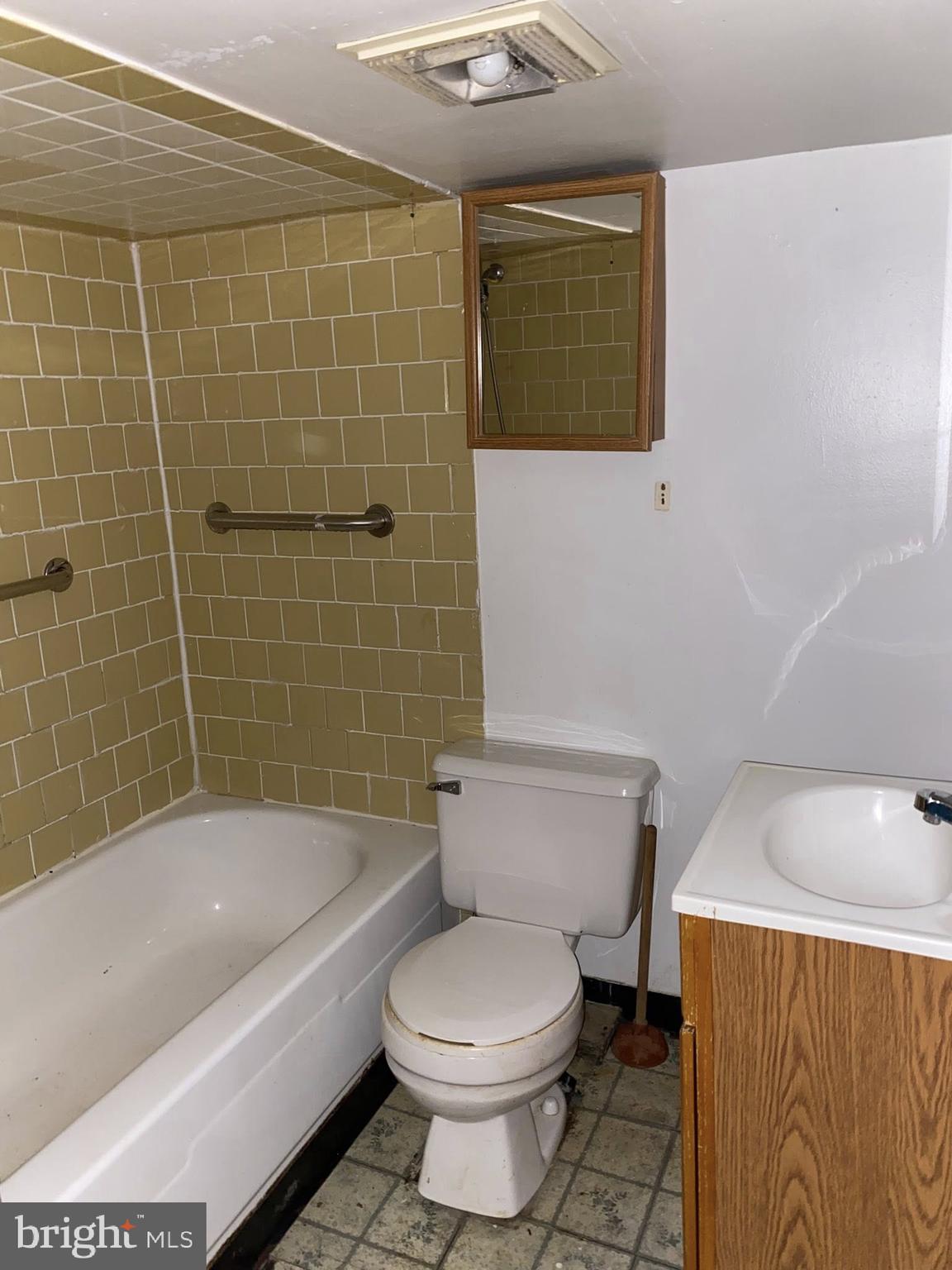 610 Rappolla Street Baltimore, MD 21224 - Photo 21 of 22 a bathroom with a toilet and bathtub