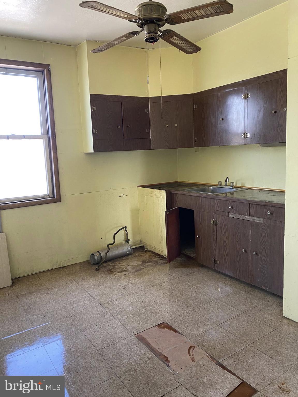 610 Rappolla Street Baltimore, MD 21224 - Photo 4 of 22 a room with window and a table