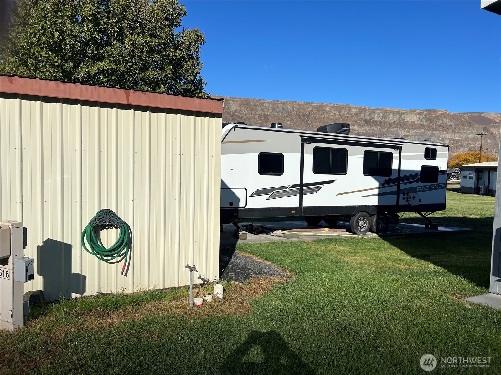 31465 Moore Road Northeast, Unit 616 Coulee City, WA 99115 - Photo 13 of 19 a backyard of a house with yard and outdoor seating