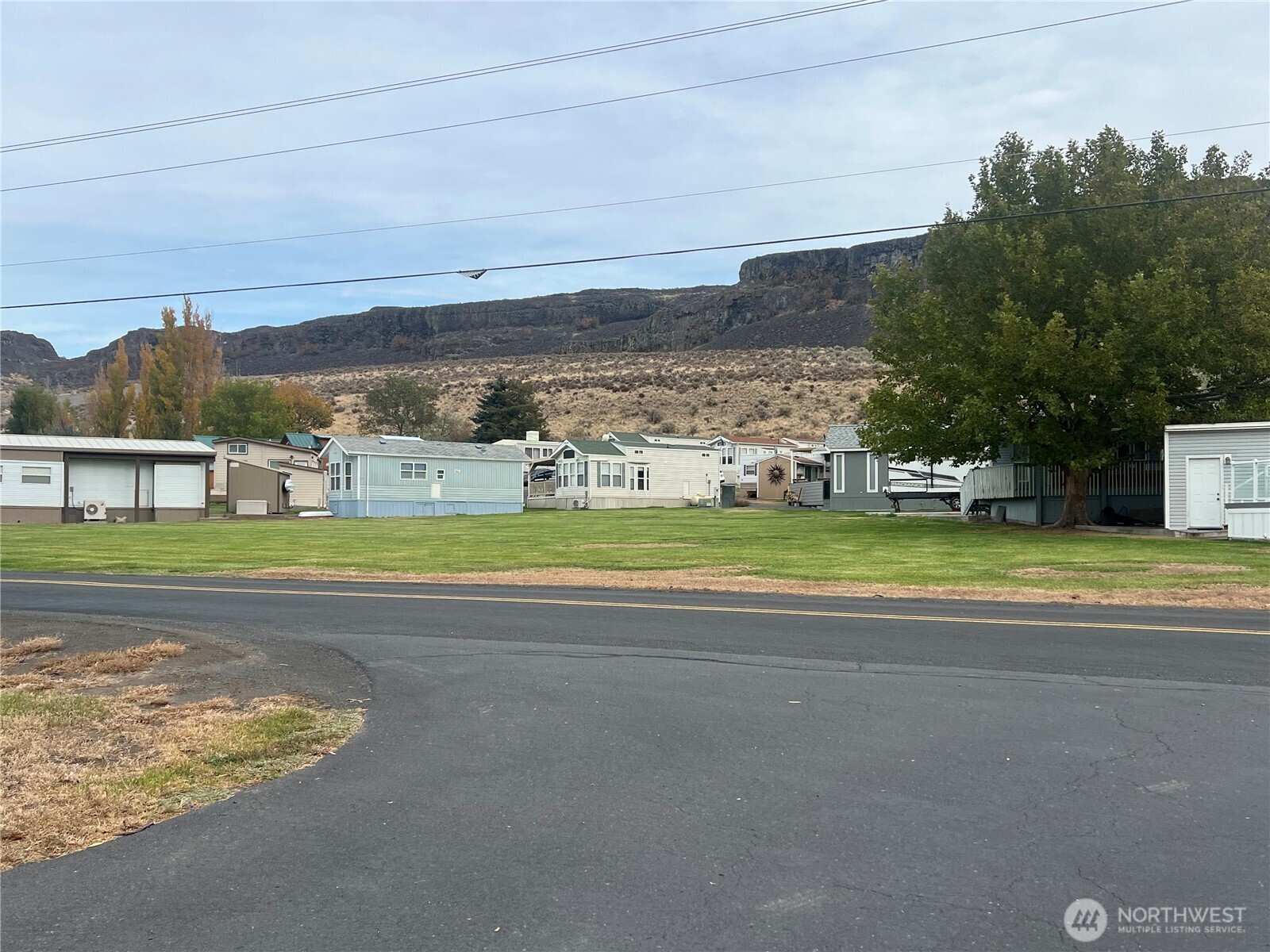 31465 Moore Road Northeast, Unit 616 Coulee City, WA 99115 - Photo 7 of 8 a view of a big house with a big yard