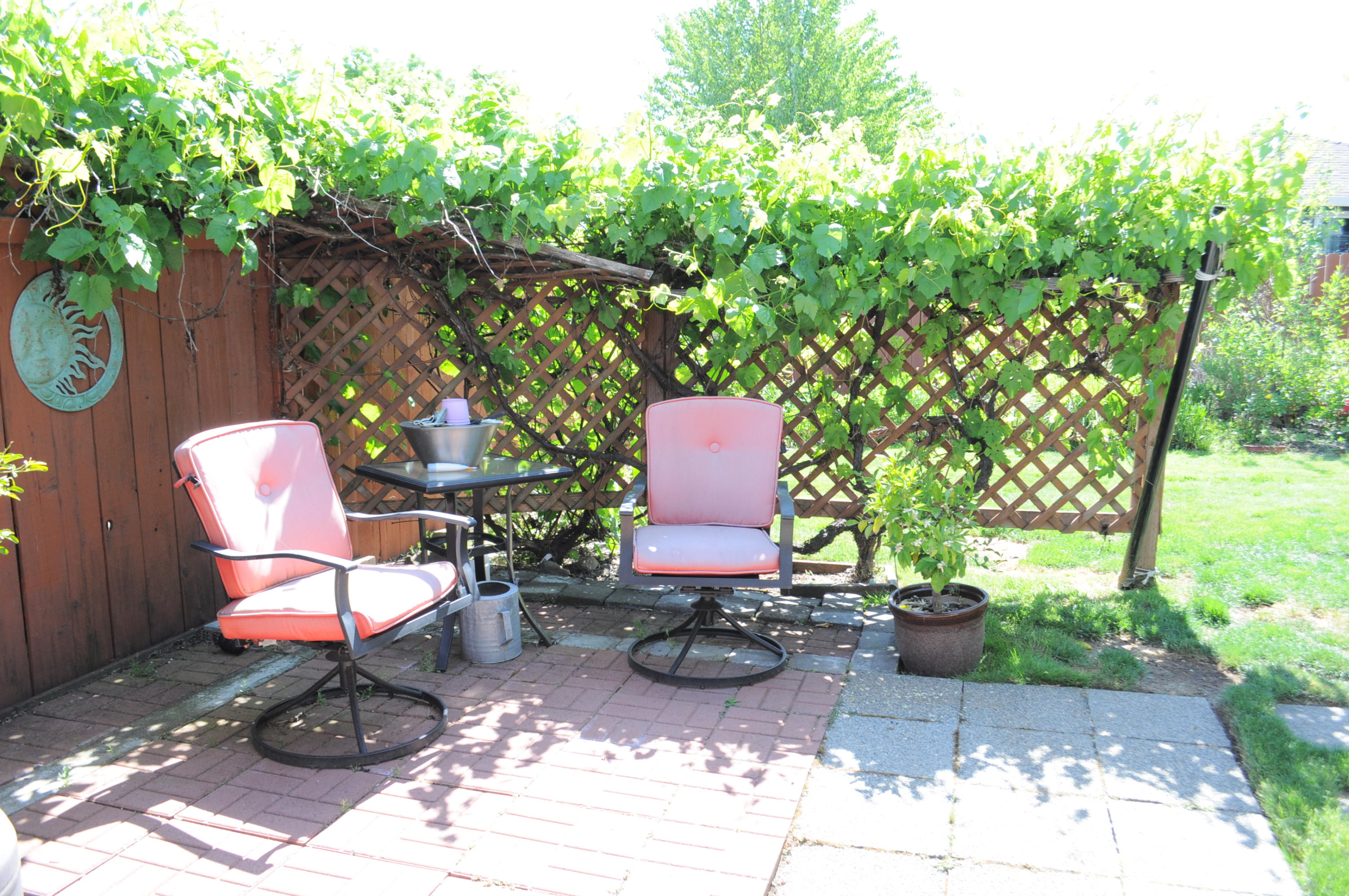 801 Ridgeview Drive Eagle Point, OR 97524 - Photo 26 of 28 a view of a chairs and table in backyard