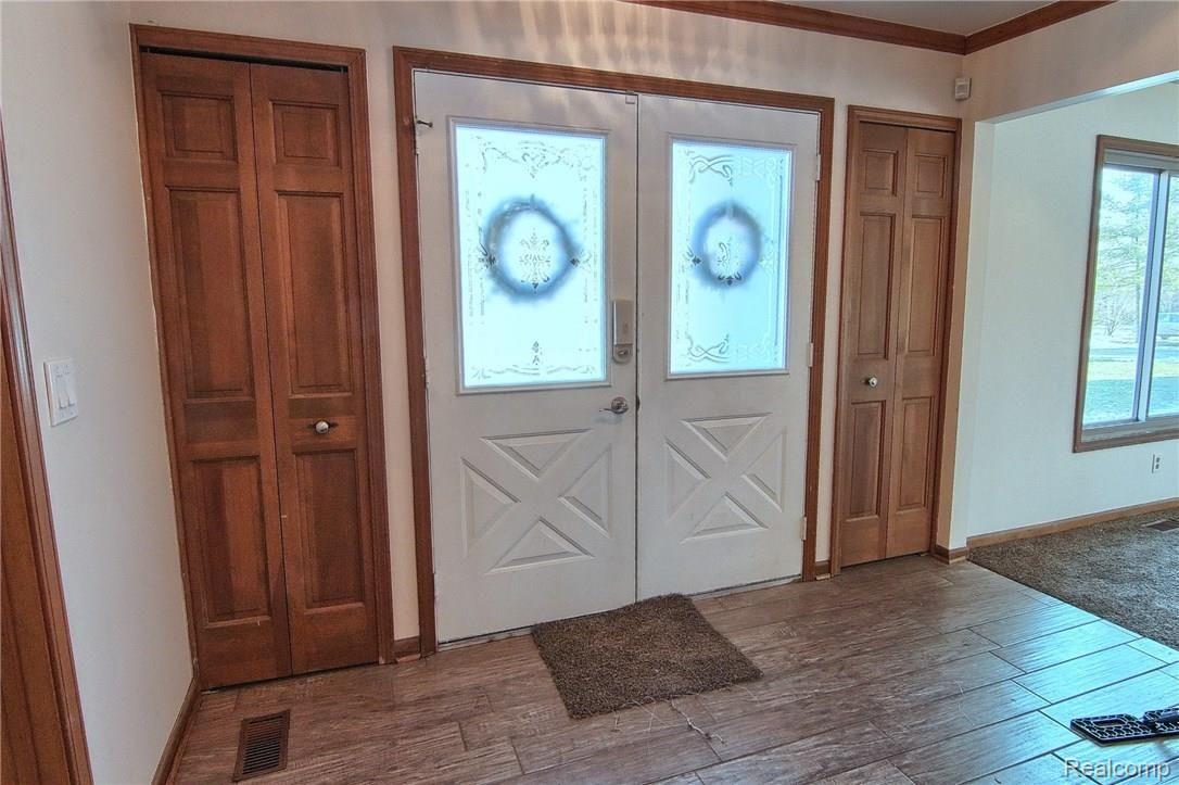 319 Old Ridge Court Rochester, MI 48309 - Photo 3 of 32 Foyer.jpg