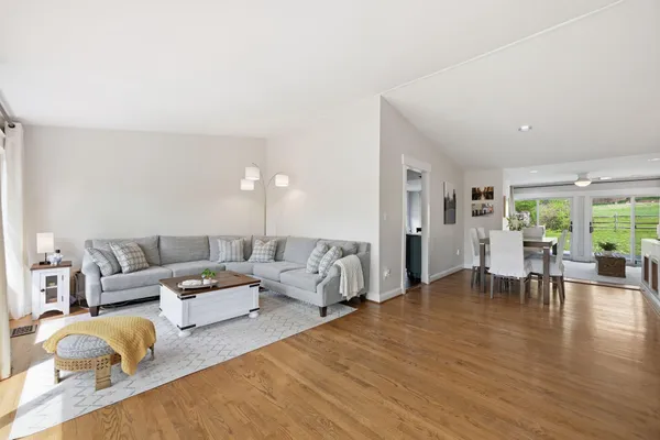 $1,040,000 | 9825 Betteker Lane, Potomac, MD 20854