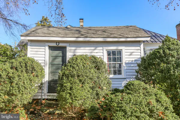 a view of a yard with a house