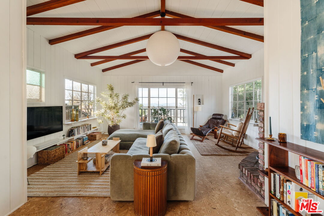 10514 Silverton Avenue Tujunga, CA 91042 - Photo 4 of 49