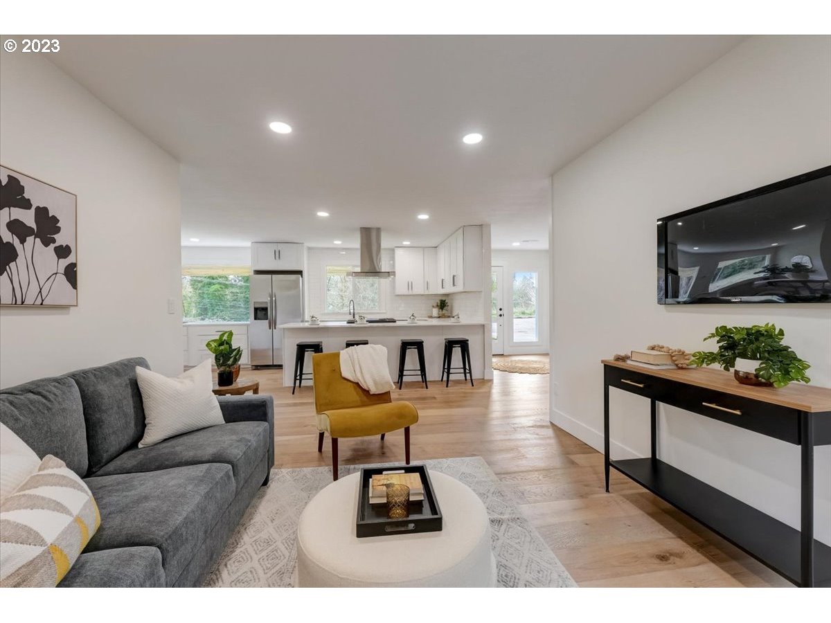 2017 Southwest Mossy Brae Road West Linn, OR 97068 - Photo 4 of 44 Gallery Image 4