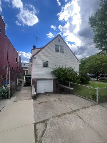 a view of a house with backyard and garden