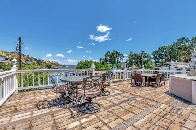 a view of a roof deck with wooden floor and fence