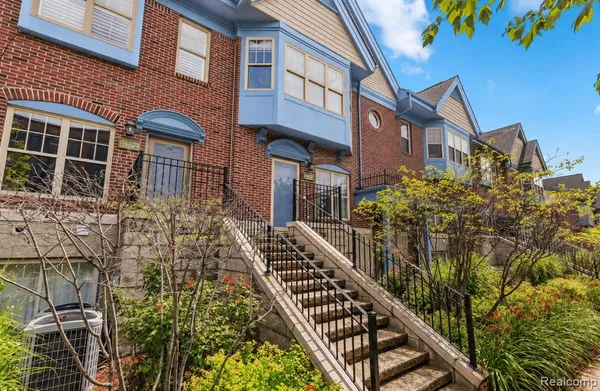 $2,450 | 2520 Woodward Avenue, Detroit, MI 48201