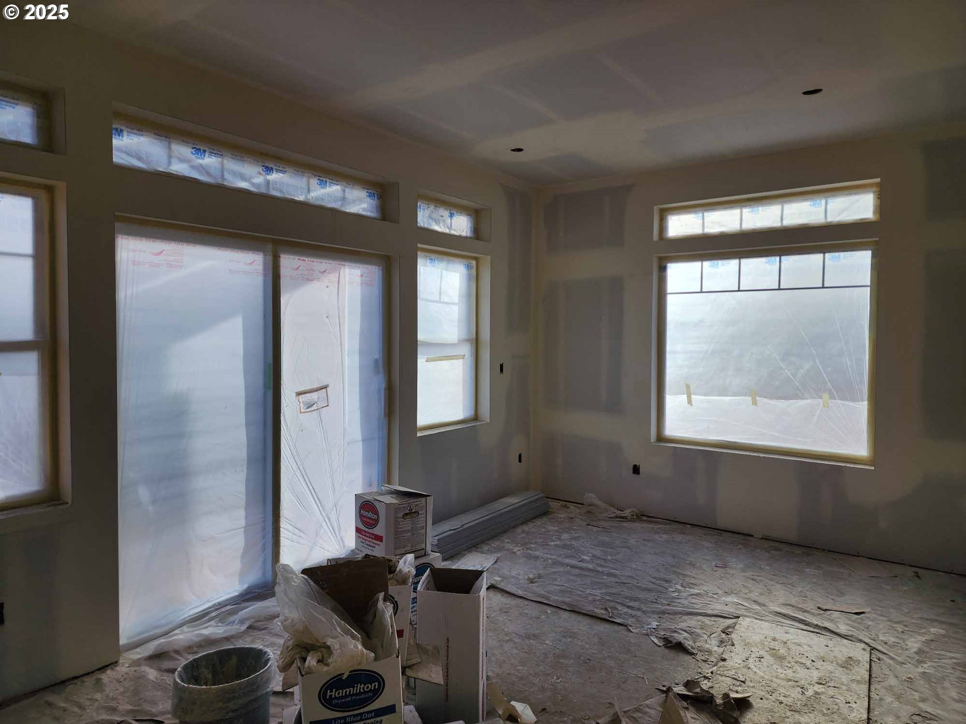 1577 37th Street Florence, OR 97439 - Photo 44 of 48 a room with furniture and a window