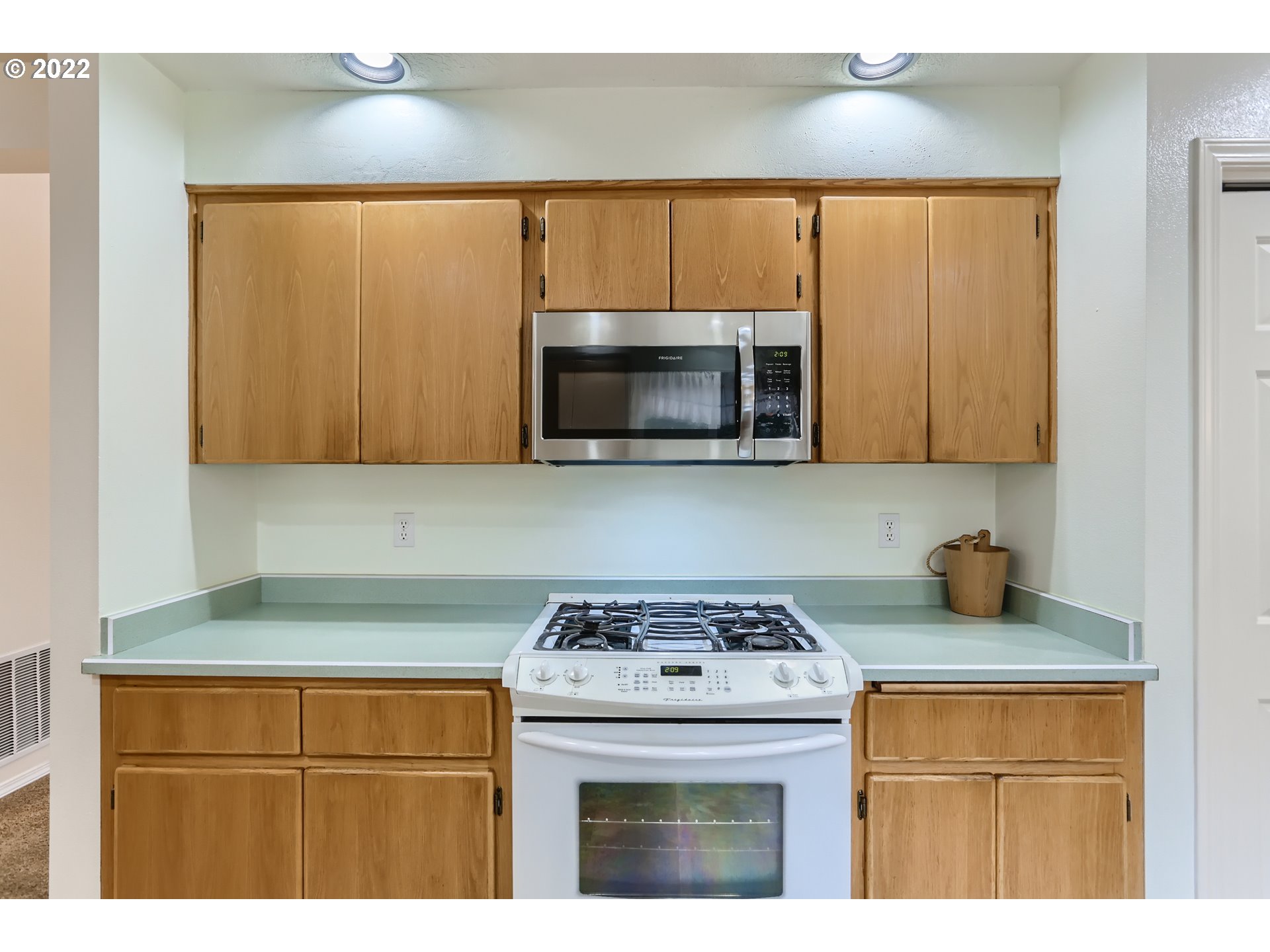 11370 Southwest Clifford Street Beaverton, OR 97008 - Photo 11 of 29 a kitchen with a stove and a microwave