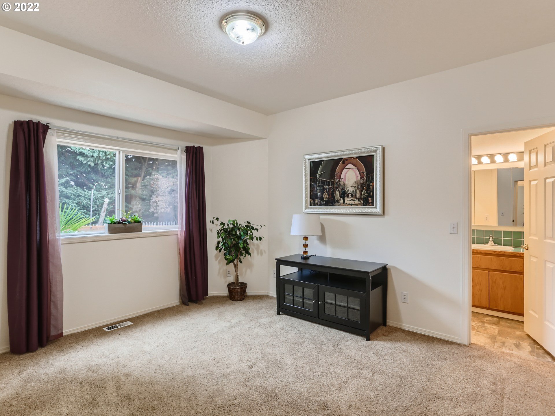 11370 Southwest Clifford Street Beaverton, OR 97008 - Photo 18 of 29 a room with furniture and a window