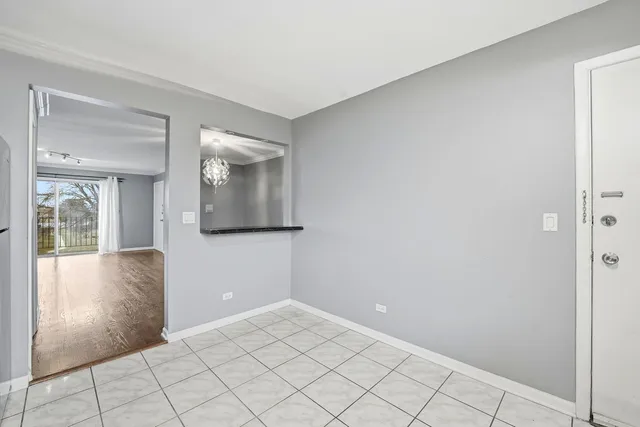 $225,000 | 9350 Bay Colony Drive, Unit 3W, Des Plaines, IL 60016
