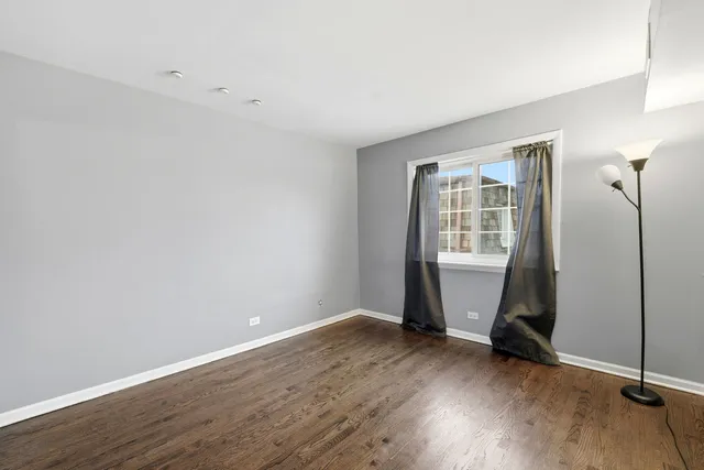 $225,000 | 9350 Bay Colony Drive, Unit 3W, Des Plaines, IL 60016