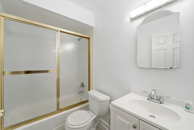 $225,000 | 9350 Bay Colony Drive, Unit 3W, Des Plaines, IL 60016