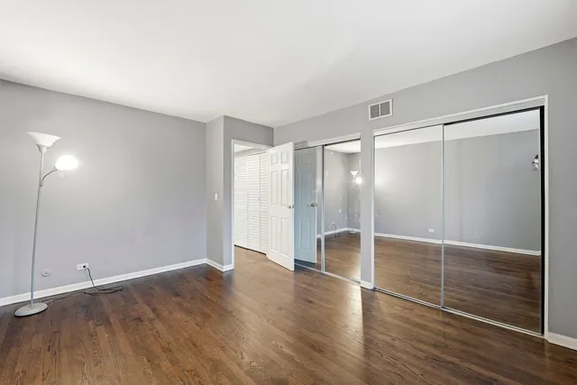 $225,000 | 9350 Bay Colony Drive, Unit 3W, Des Plaines, IL 60016