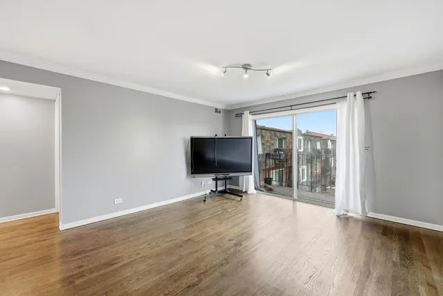 $225,000 | 9350 Bay Colony Drive, Unit 3W, Des Plaines, IL 60016