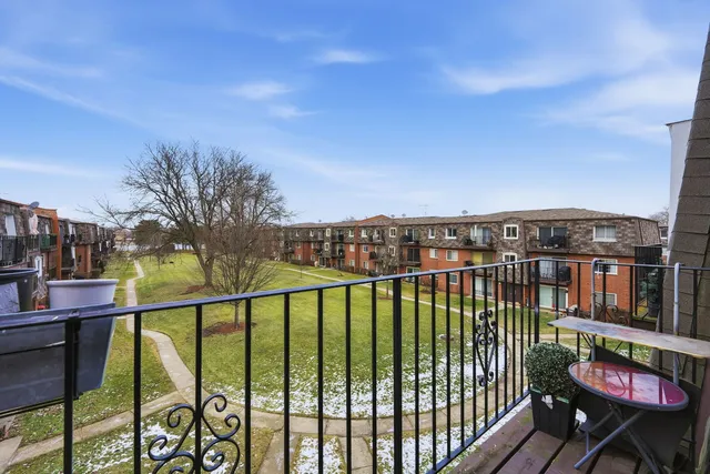 $225,000 | 9350 Bay Colony Drive, Unit 3W, Des Plaines, IL 60016