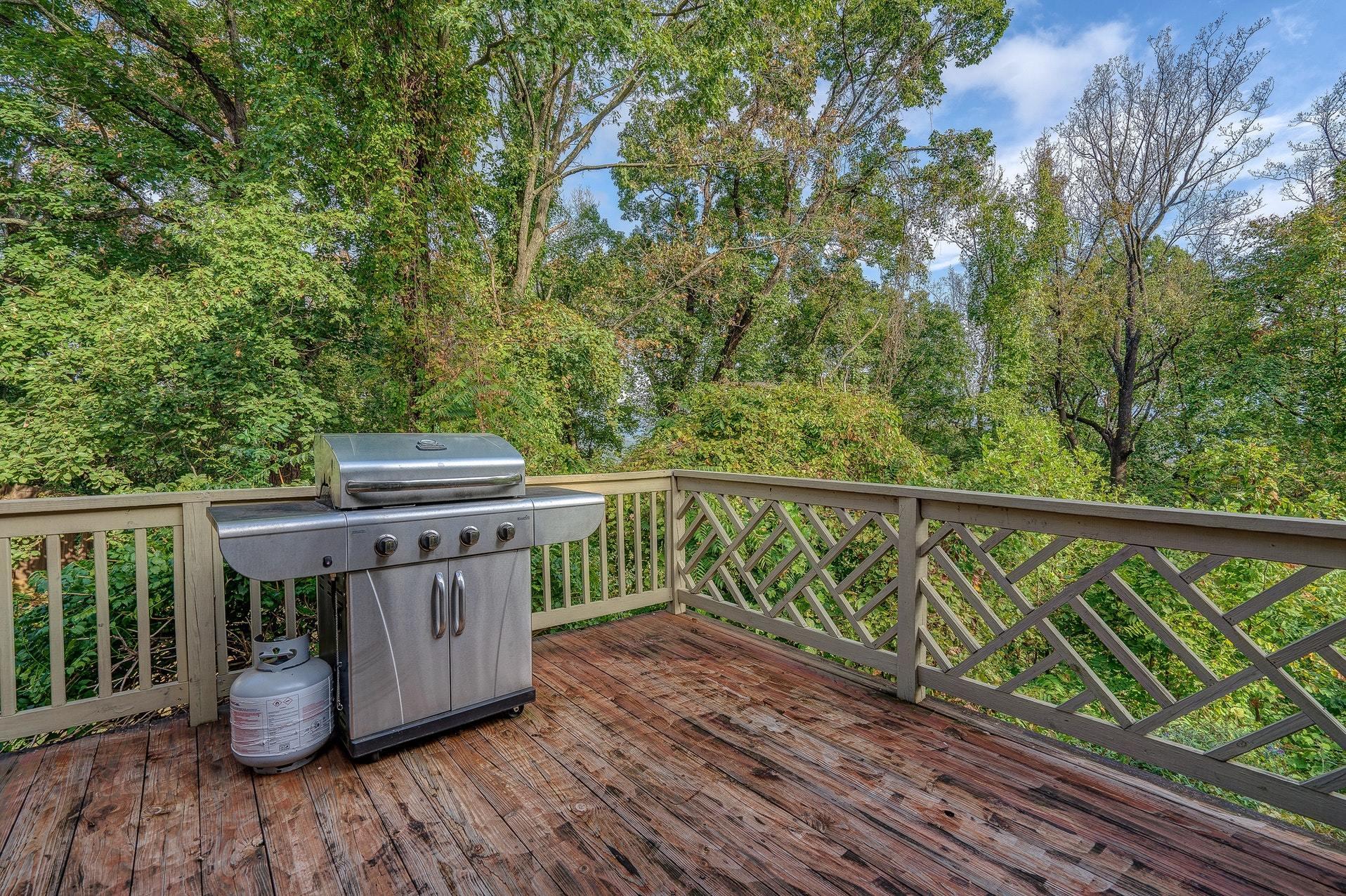 209 Parkcrest Road Southwest Roanoke, VA 24014 - Photo 12 of 48 a balcony with wooden floor and fence