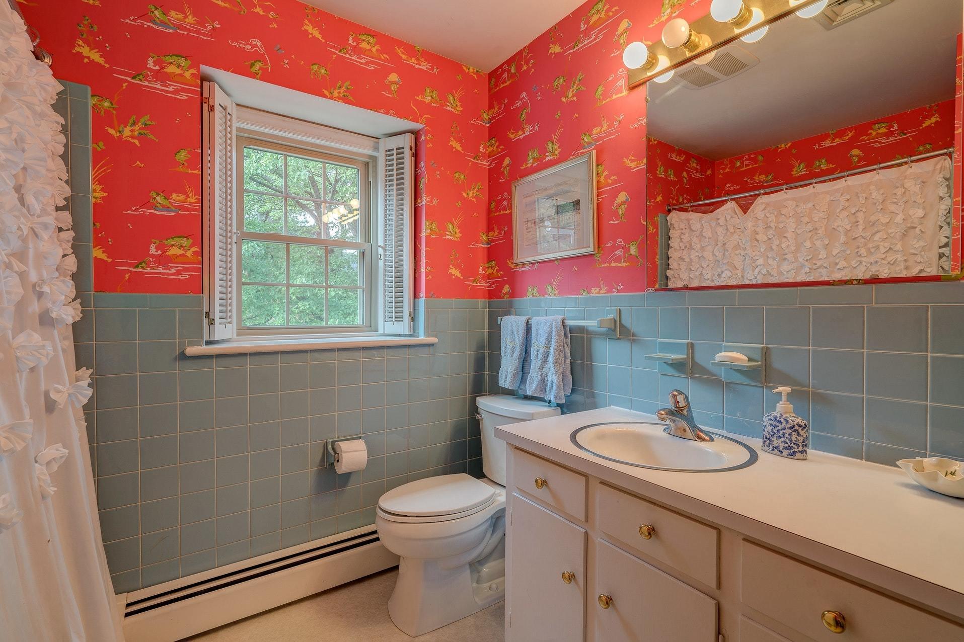 209 Parkcrest Road Southwest Roanoke, VA 24014 - Photo 26 of 48 a bathroom with a sink toilet and shower