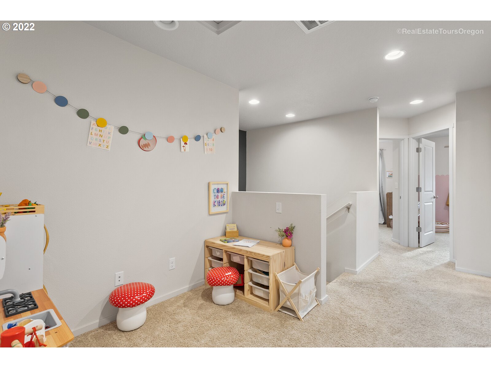 2193 Southeast 16th Street Gresham, OR 97080 - Photo 18 of 32 a living room with furniture