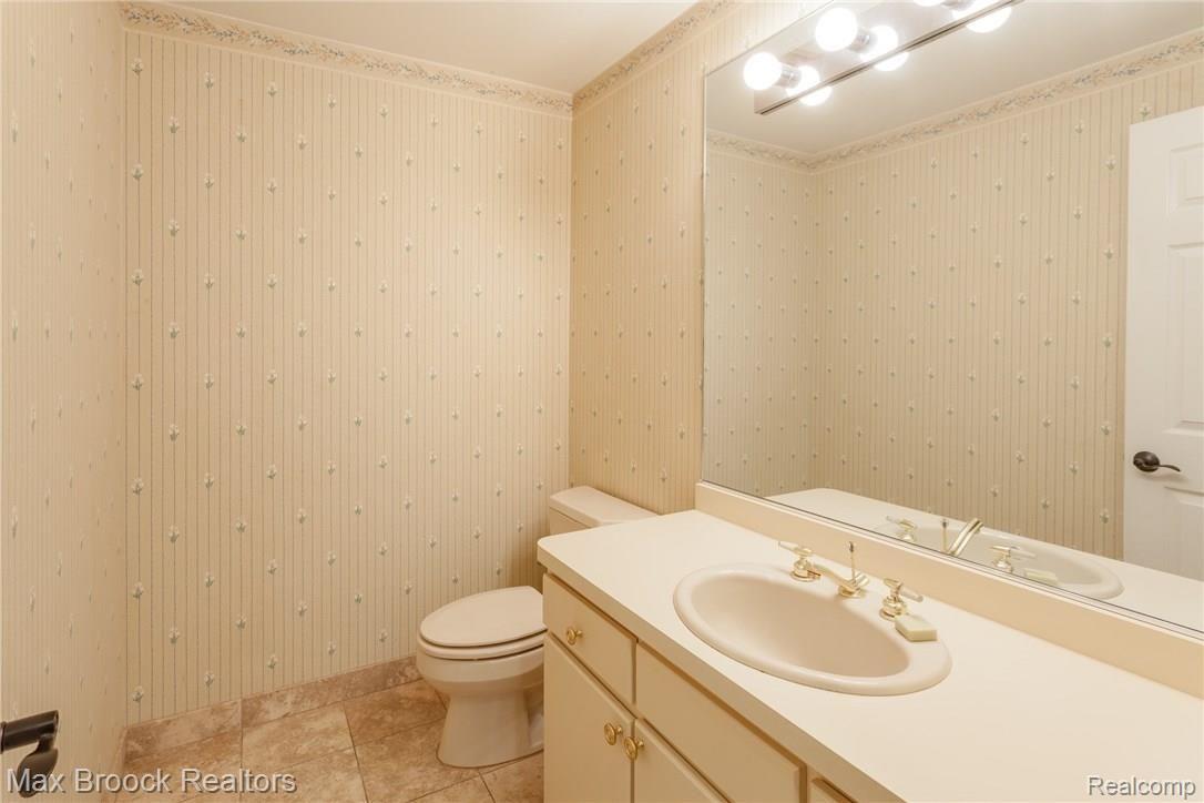 4905 Charing Cross Road Bloomfield Hills, MI 48304 - Photo 32 of 59 Entry level powder room.