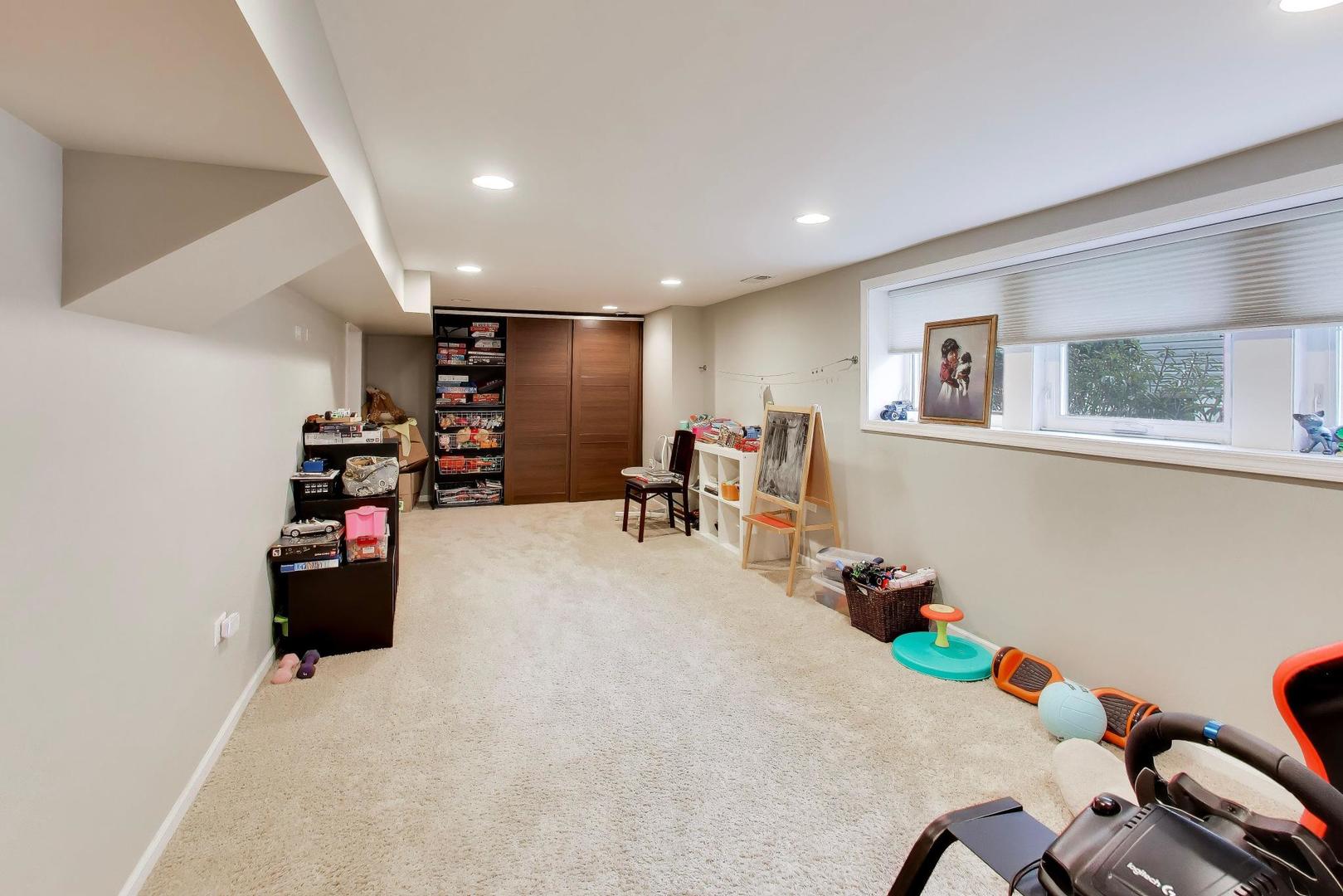 274 Oak Street Elmhurst, IL 60126 - Photo 24 of 31 a room with furniture