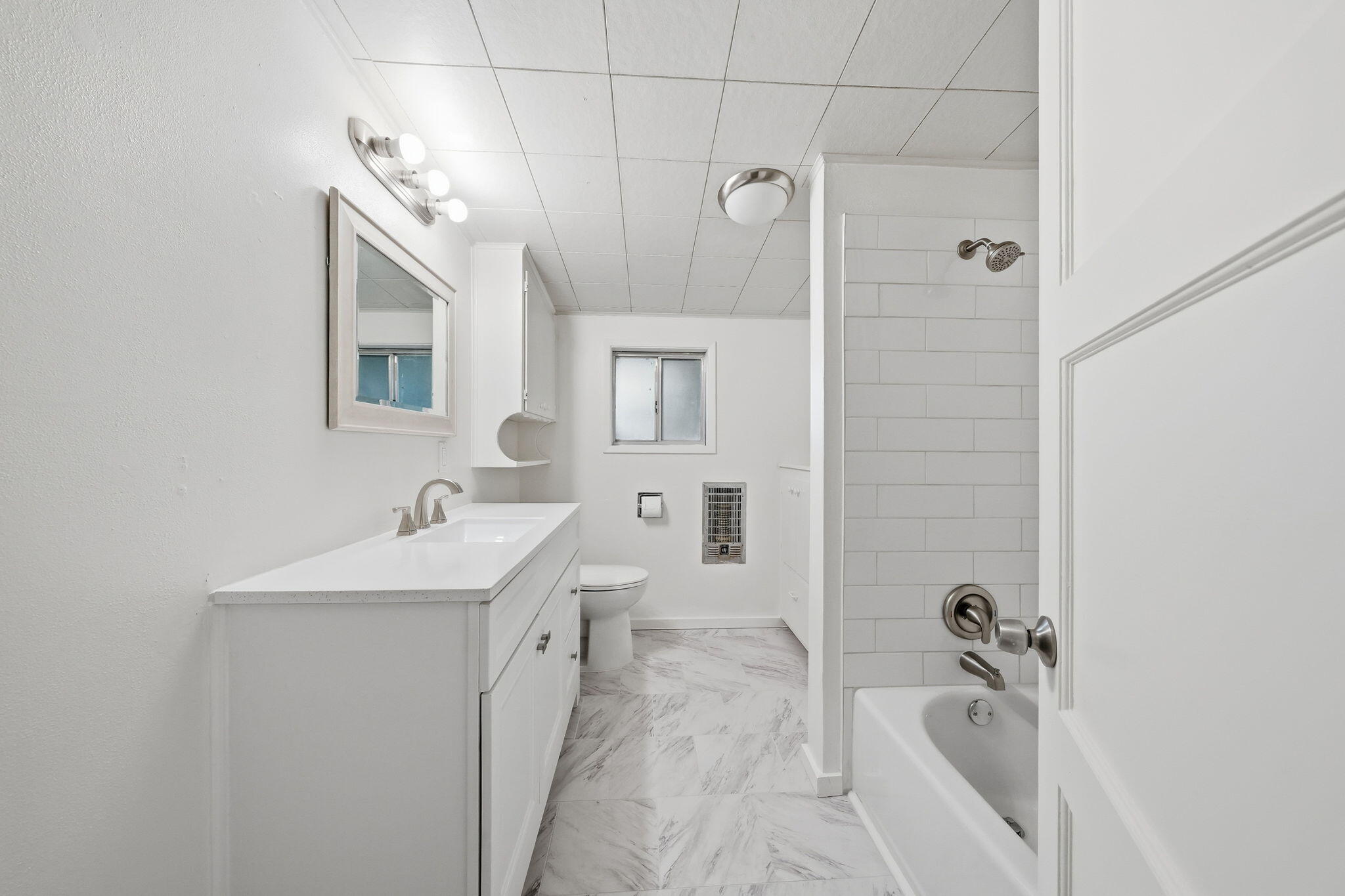 1717 Deer Creek Road Shasta Lake, CA 96019 - Photo 17 of 54 a bathroom with a tub sink and mirror
