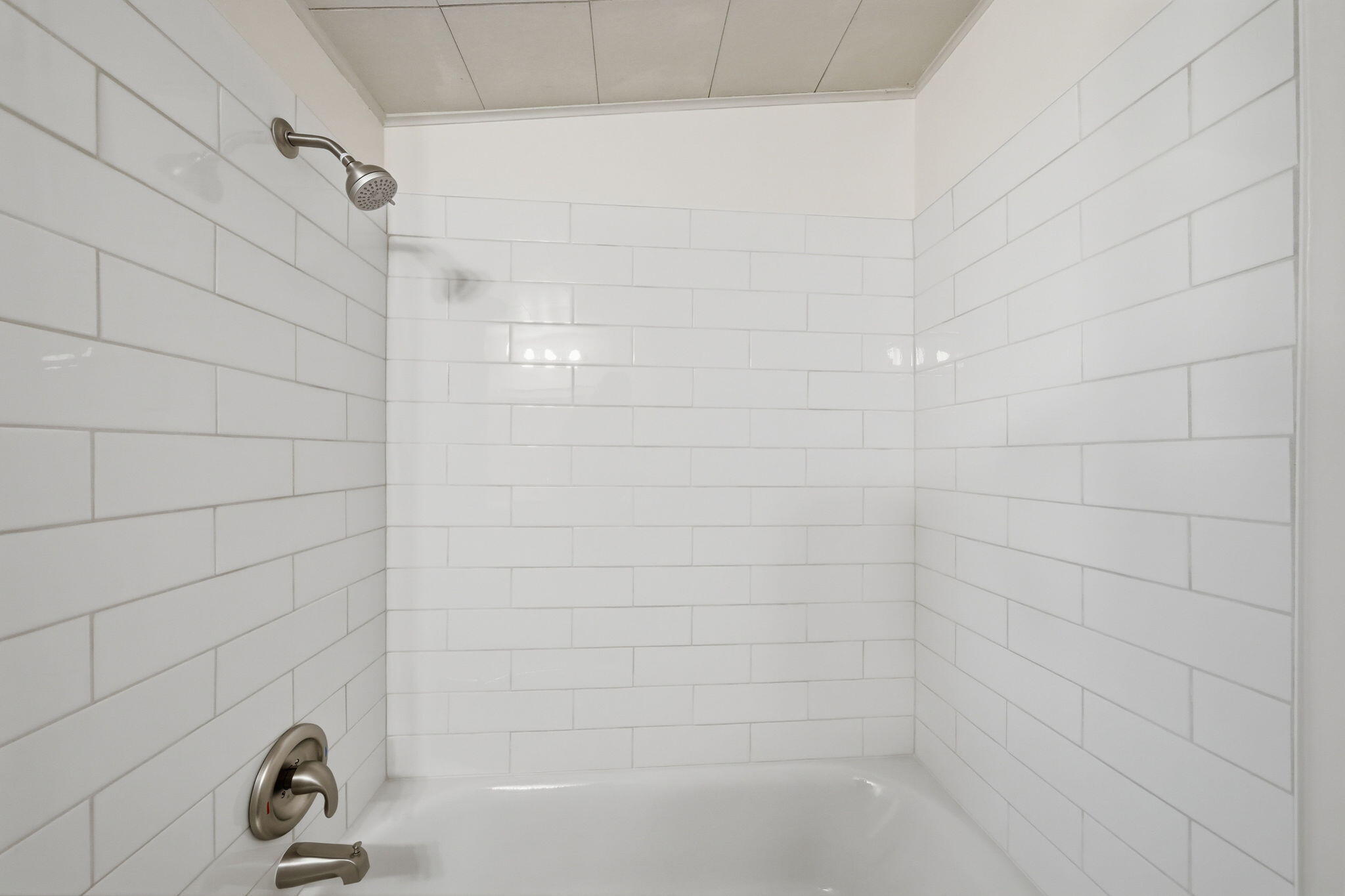 1717 Deer Creek Road Shasta Lake, CA 96019 - Photo 19 of 54 a bathroom with a bathtub