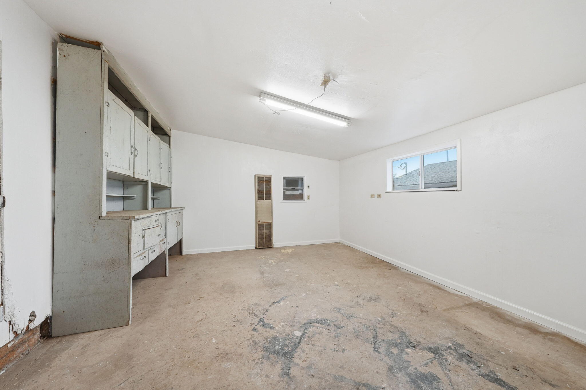 1717 Deer Creek Road Shasta Lake, CA 96019 - Photo 40 of 54 an empty room with windows and closet