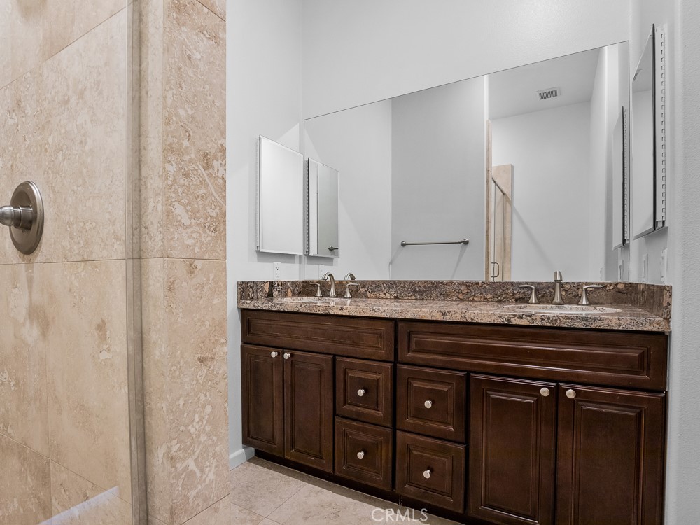 568 Vía Pueblo Riverside, CA 92507 - Photo 35 of 46 private bath with dual sinks