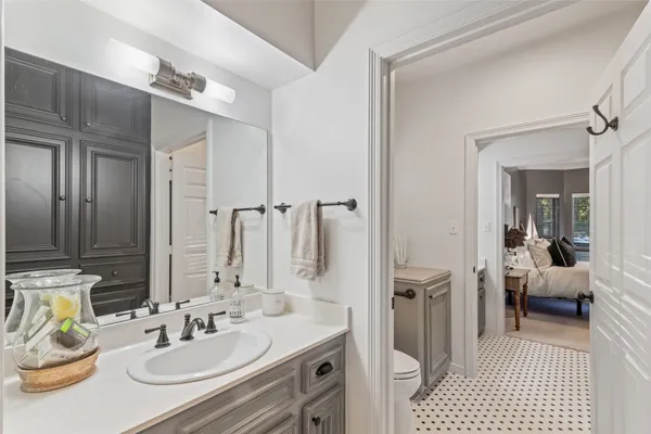 $949,000 | 901 Longmire Road, Unit 51, Conroe, TX 77304