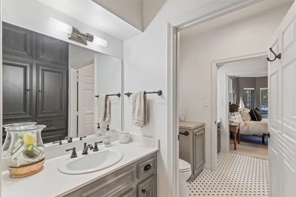 $949,000 | 901 Longmire Road, Unit 51, Conroe, TX 77304