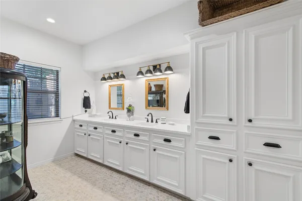 $949,000 | 901 Longmire Road, Unit 51, Conroe, TX 77304