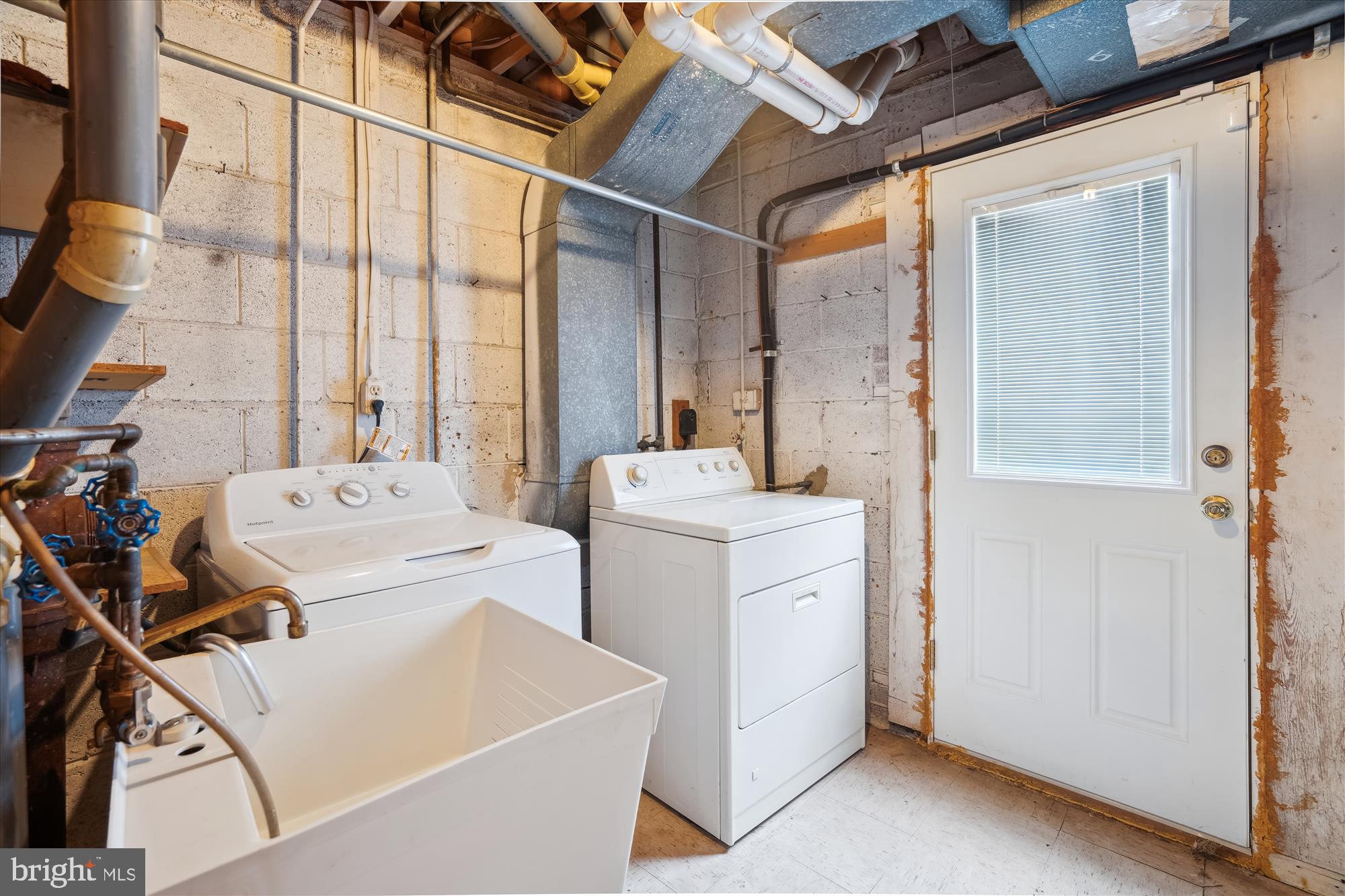 12103 Chesterton Drive Upper Marlboro, MD 20774 - Photo 18 of 30 a utility room with dryer and washer