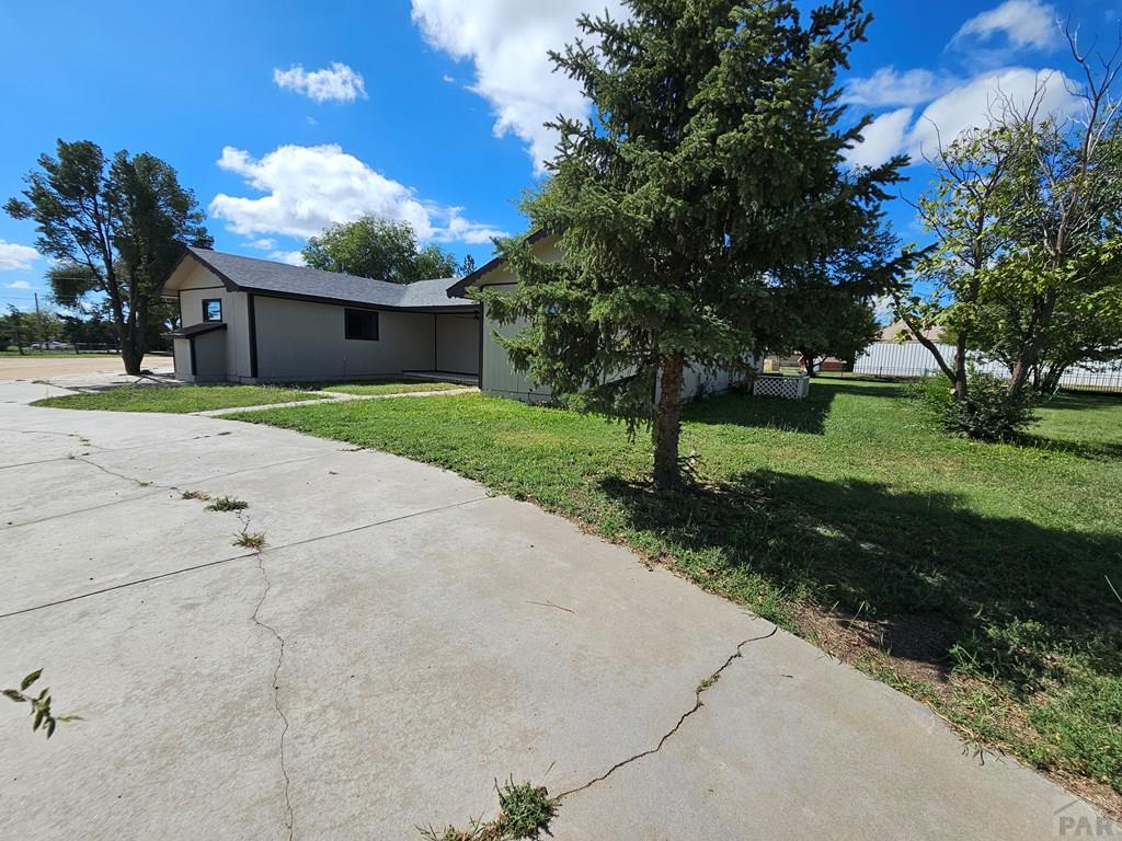 401 Park Street Springfield, CO 81073 - Photo 37 of 50 a view of a yard with plants and a large tree