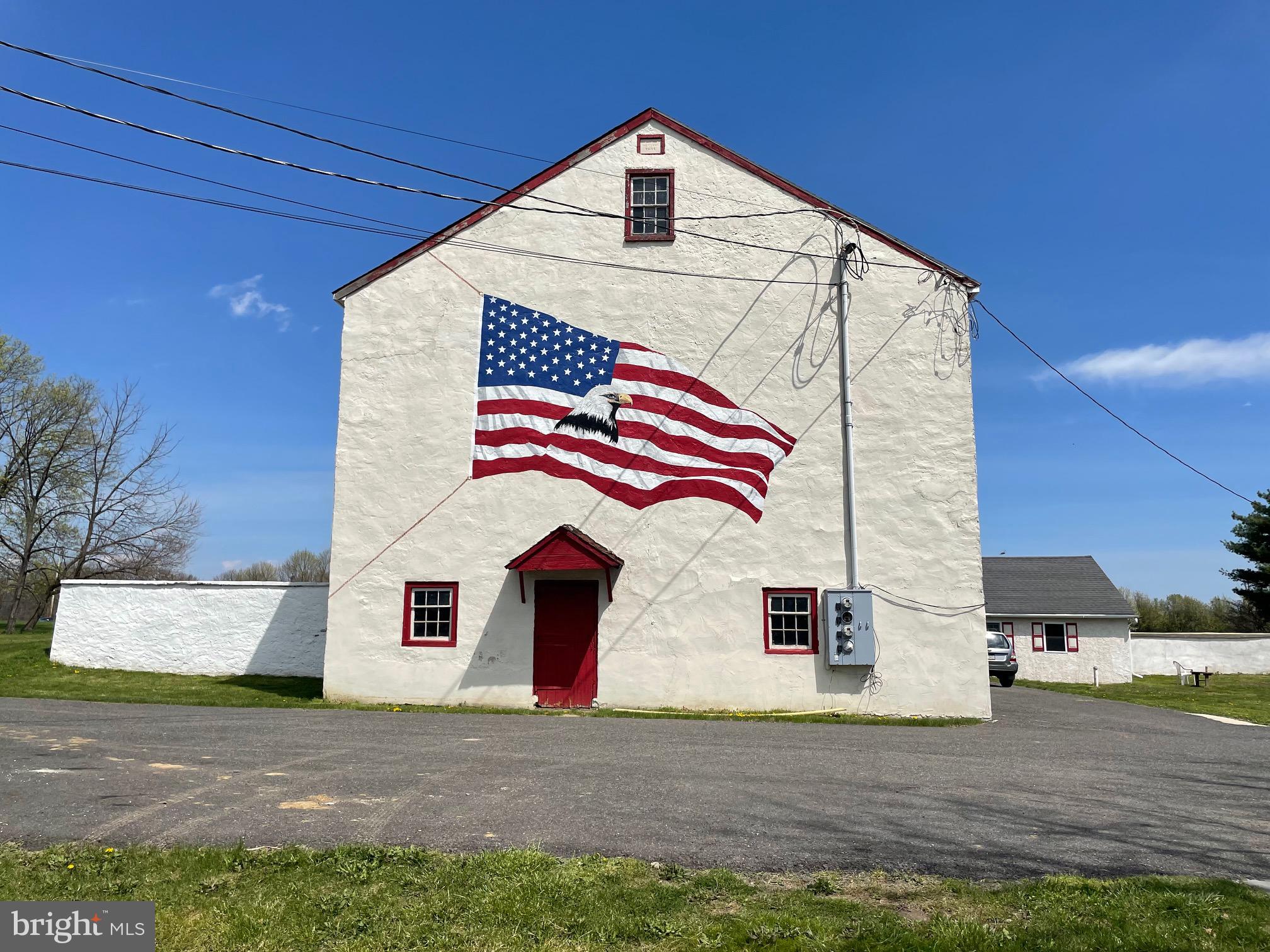a view of street and entrance to of the house