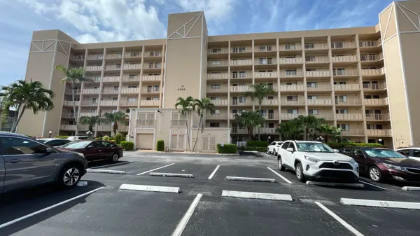 $4,500 | 6866 Huntington Lane, Unit 305, Delray Beach, FL 33446