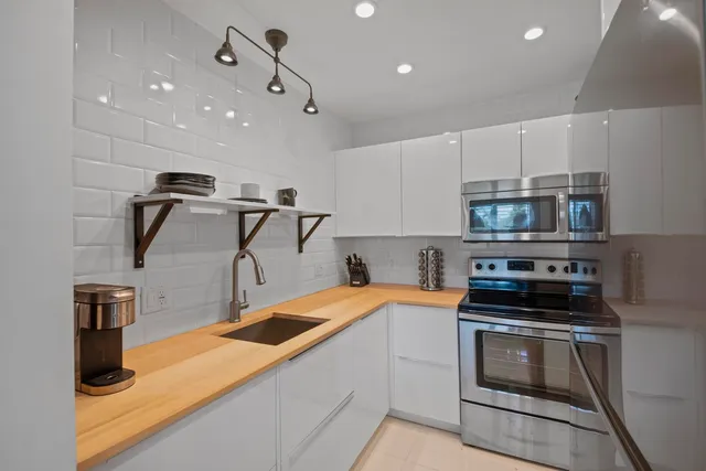 $234,999 | 900 Atlantic Shores Boulevard, Unit 202, Hallandale Beach, FL 33009