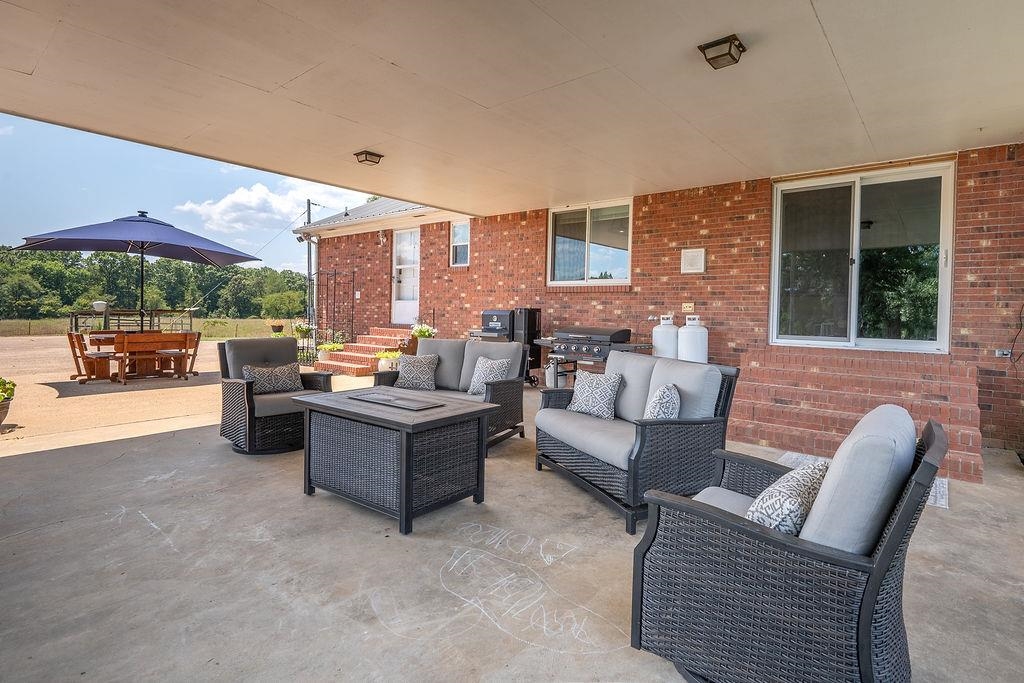5870 Monk House Road Somerville, TN 38068 - Photo 35 of 40 a living room with furniture and a large window