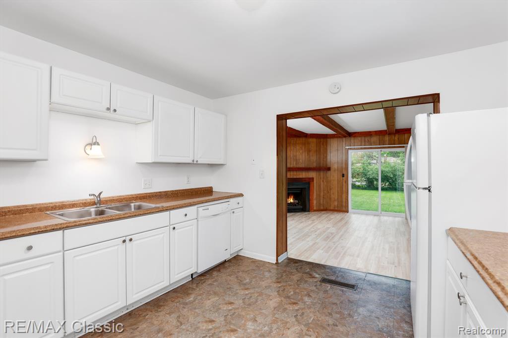 21809 Inkster Road Farmington Hills, MI 48336 - Photo 8 of 24