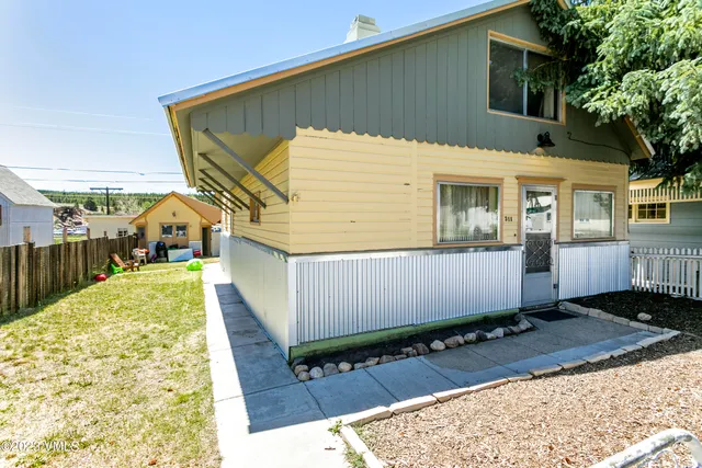a view of a house with a backyard
