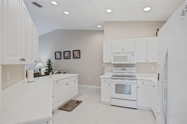 $259,900 | 6424 Bay Cedar Lane, Unit 201, Bradenton, FL 34203