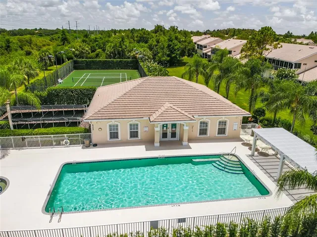 $259,900 | 6424 Bay Cedar Lane, Unit 201, Bradenton, FL 34203