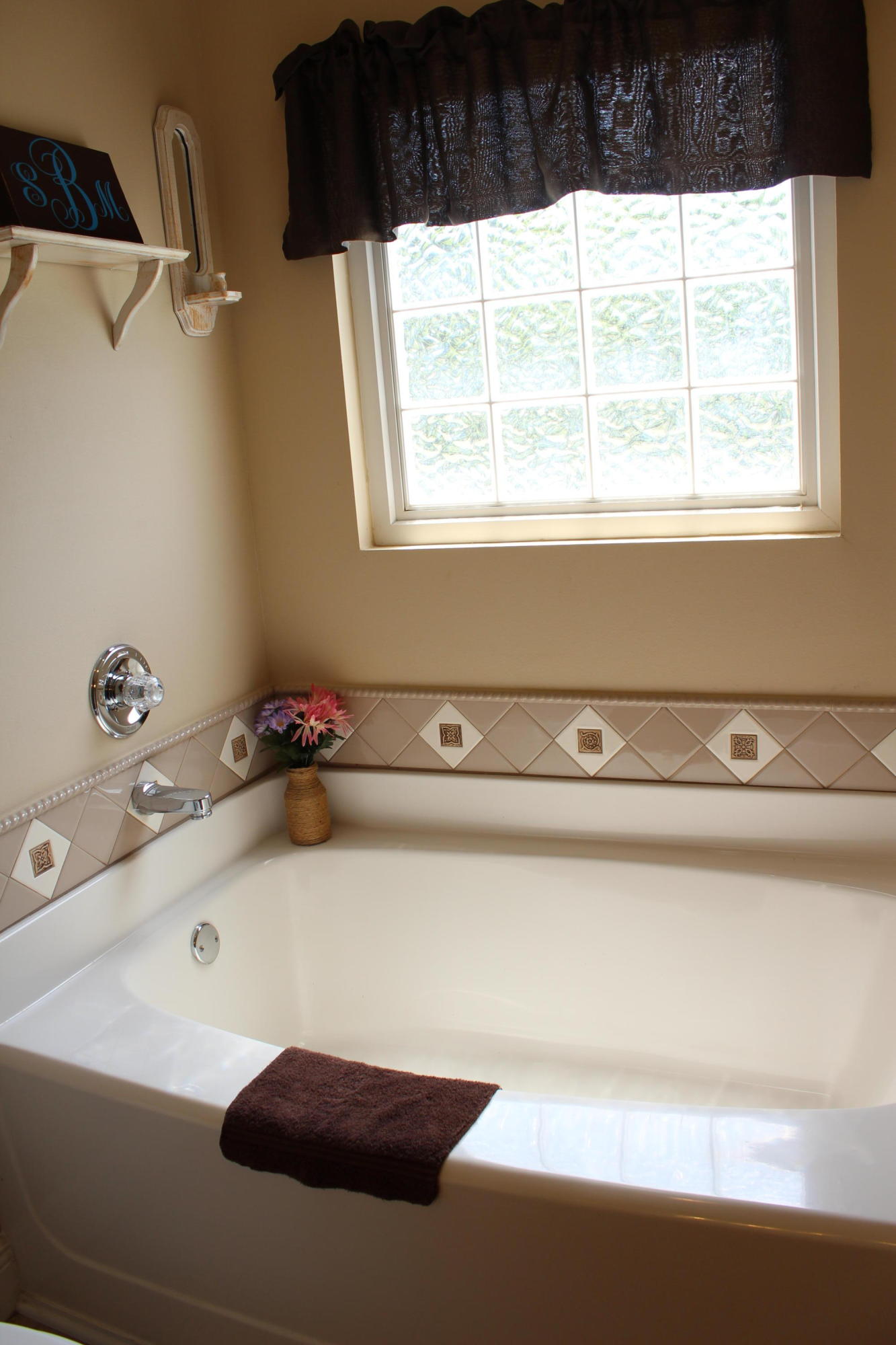 1563 Hinote Road DeFuniak Springs, FL 32433 - Photo 21 of 36 a bathroom with a sink and a window