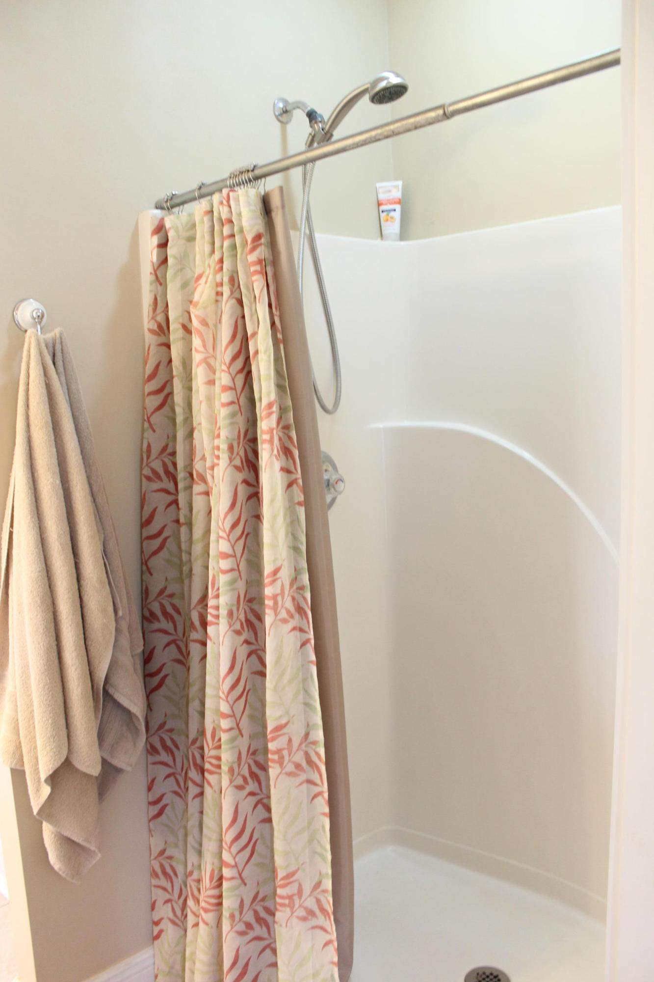 1563 Hinote Road DeFuniak Springs, FL 32433 - Photo 22 of 36 a bathroom with a shower and a tub