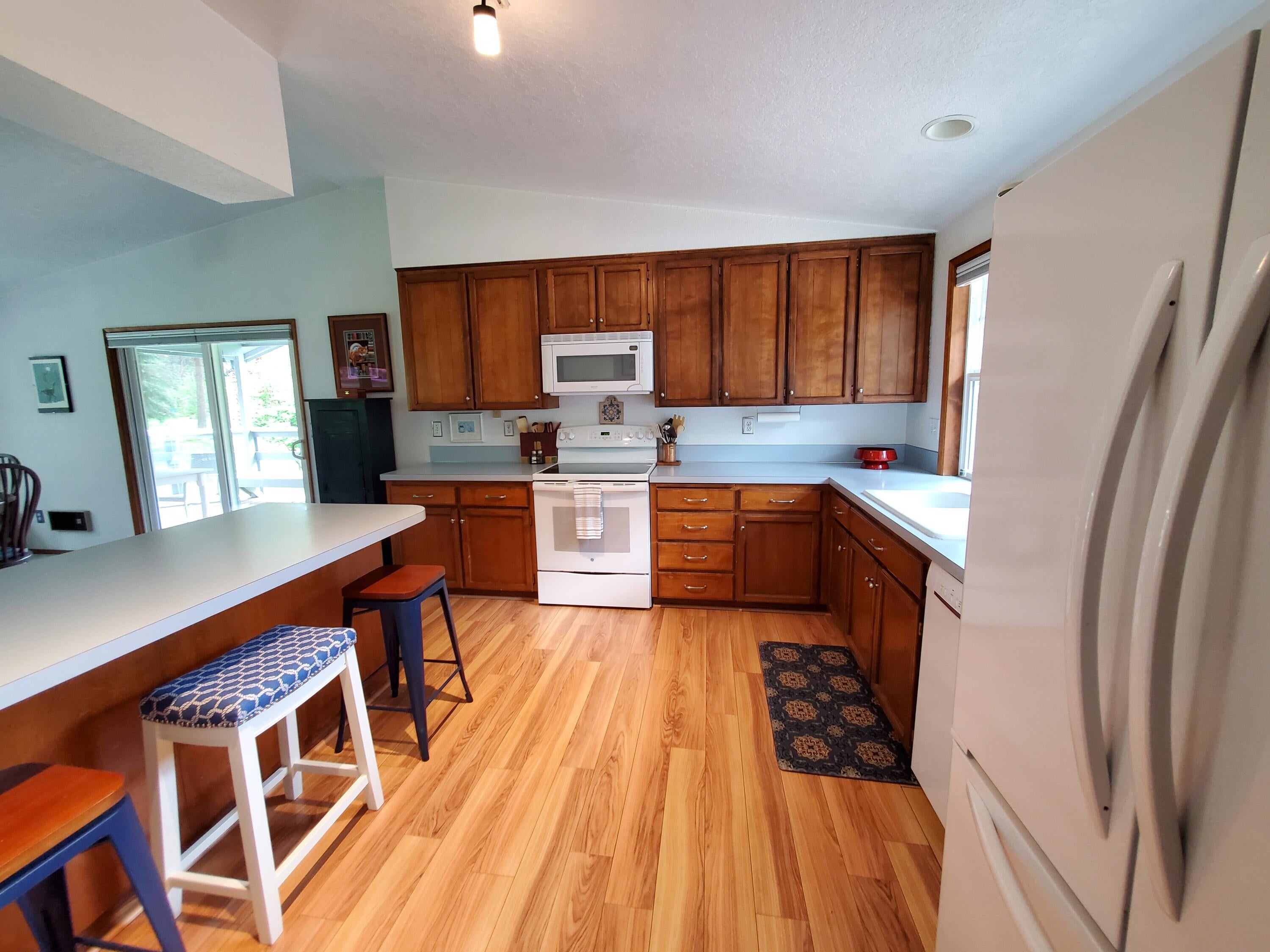 20397 Strawline Road Bend, OR 97702 - Photo 8 of 25 All appliances included. Laminated wood flooring and a breakfast bar.