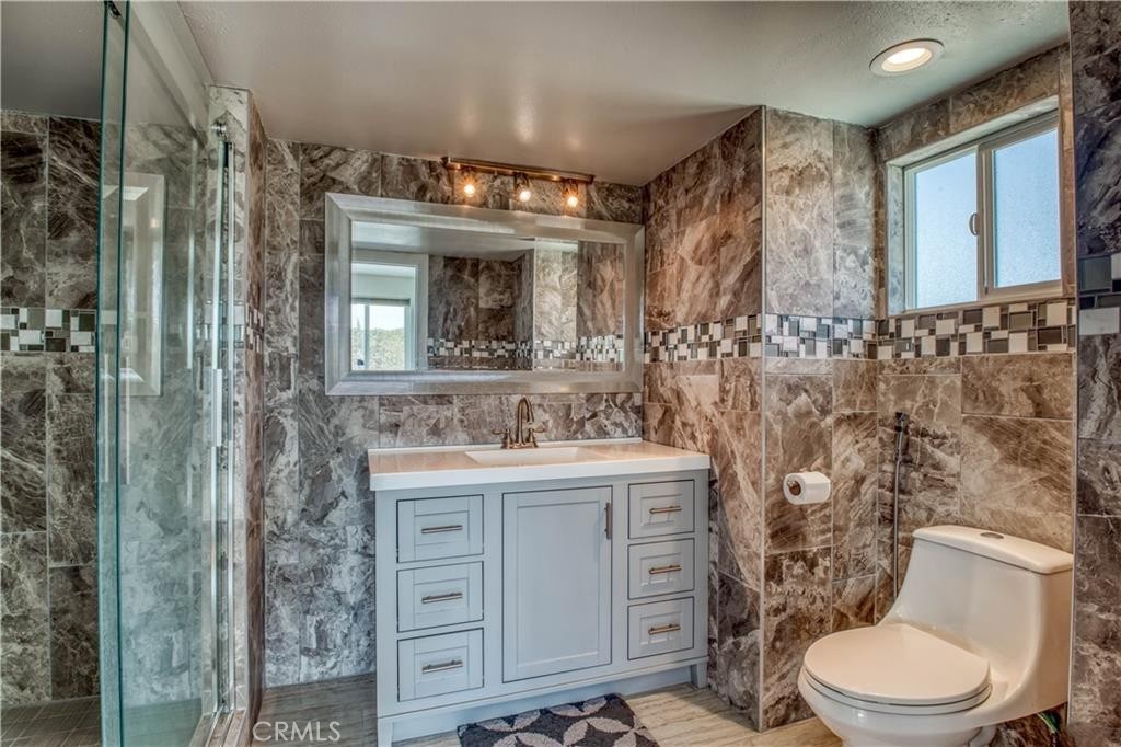 45050 Camaron Road Temecula, CA 92590 - Photo 15 of 32 Bathroom 2 Upstairs