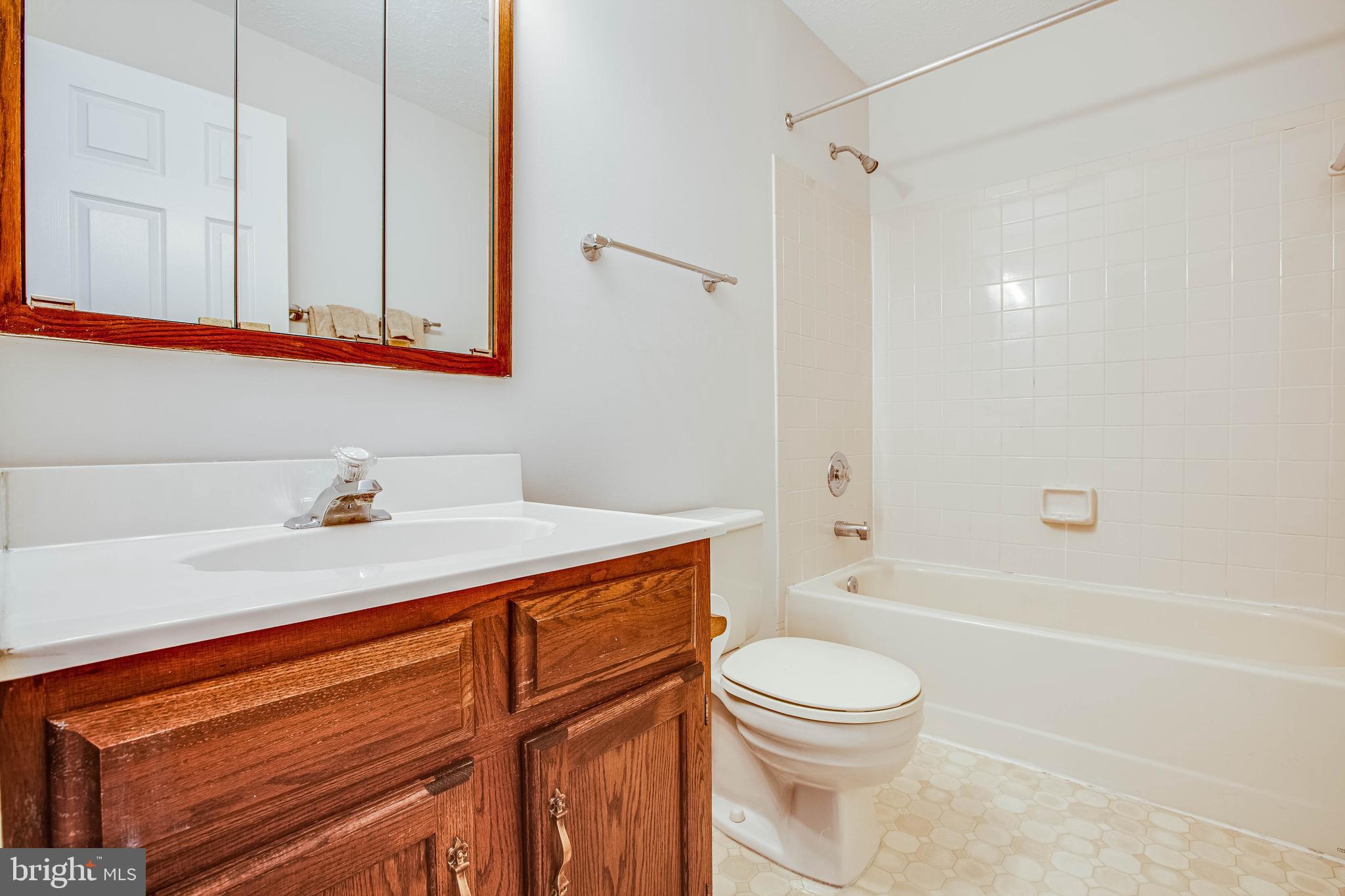 1911 East Beech Road Sterling, VA 20164 - Photo 22 of 31 Hall Bath with Tub/Shower combo.