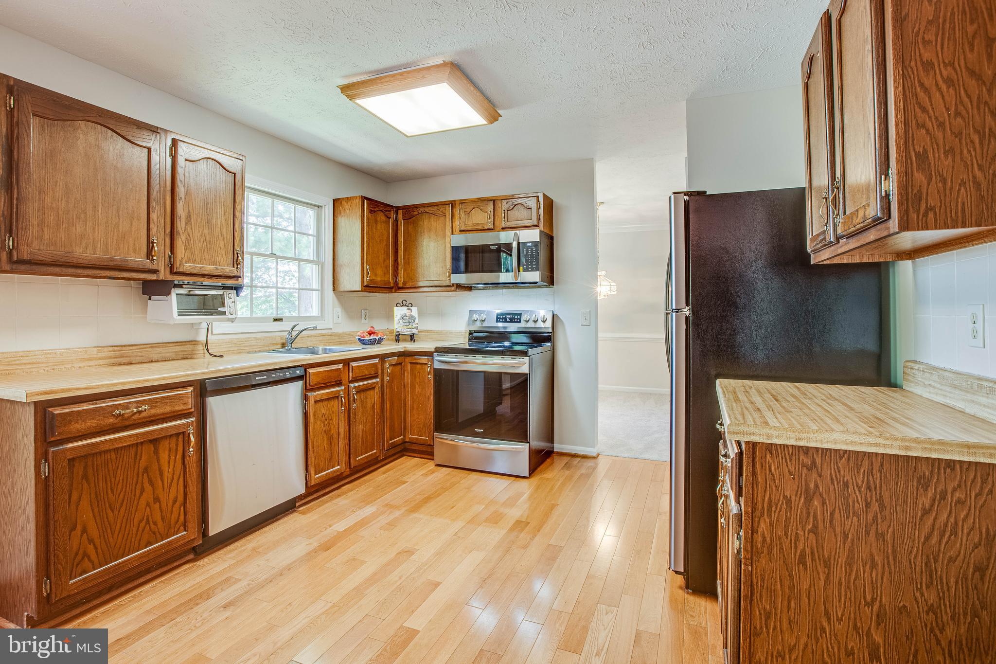 1911 East Beech Road Sterling, VA 20164 - Photo 5 of 31 Spacious kitchen with new appliances.